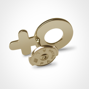 Système Alpa du pin's SEX SYMBOL BOY en or jaune millièmes de la collection de bijoux pour enfants MIKADO. Système Alpa du pin's SEX SYMBOL BOY en or jaune millièmes de la collection de bijoux pour enfants MIKADO.